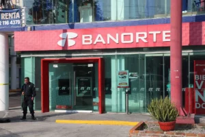 Balean a cuentahabiente en Puebla durante asalto en Banorte de Plaza Solé