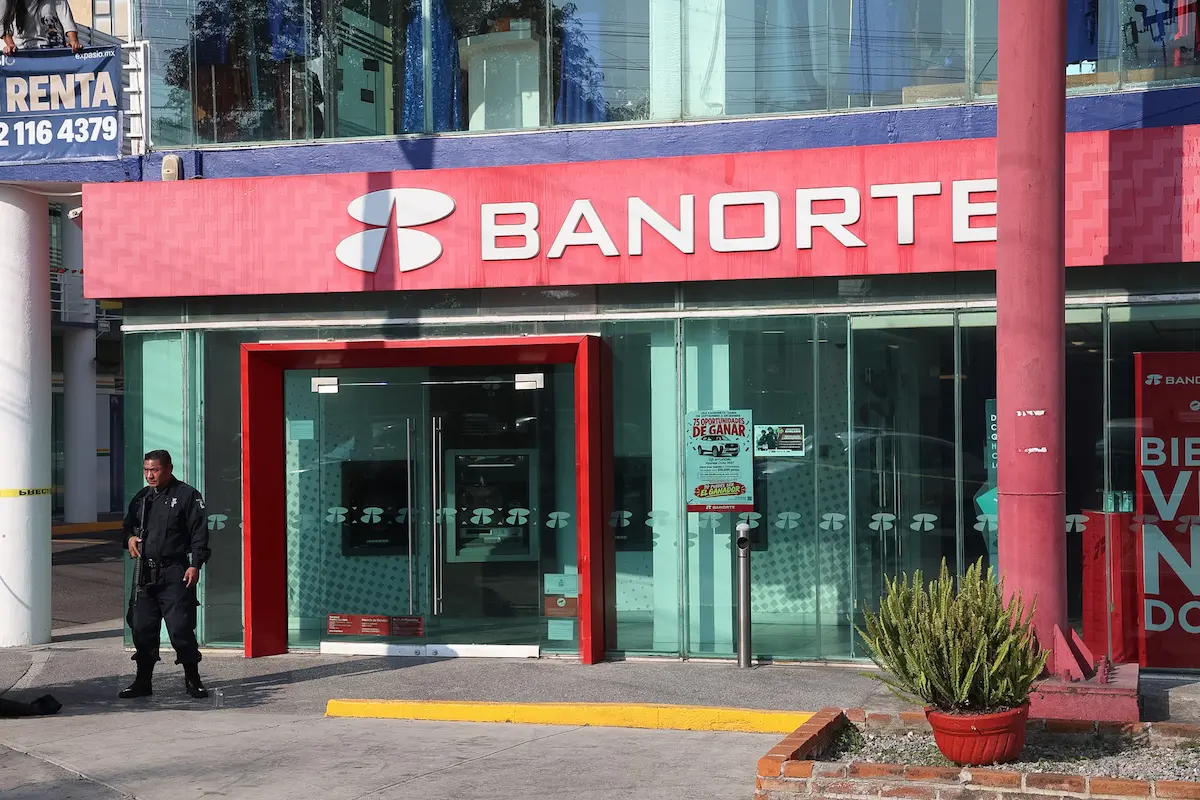 Balean a cuentahabiente en Puebla durante asalto en Banorte de Plaza Solé